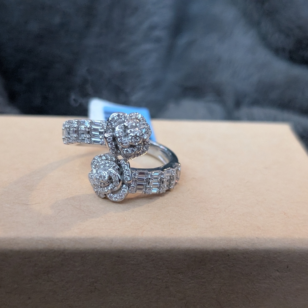 Elegant Silver Floral Ring